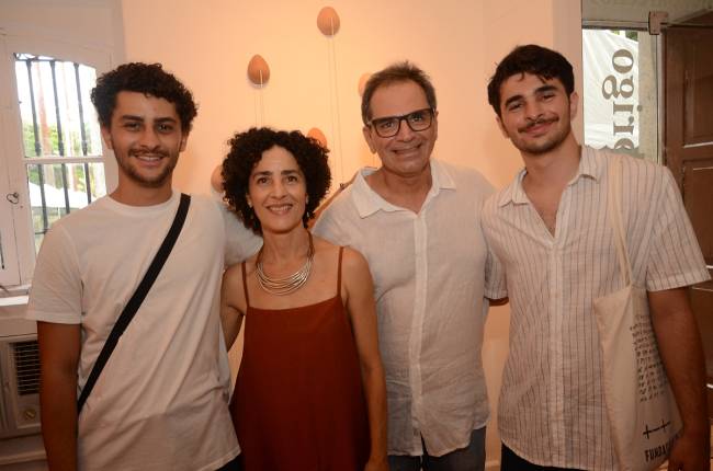A artista Bel Barcellos cercada por Pedro, Miguel e Francisco Pachá (familia)