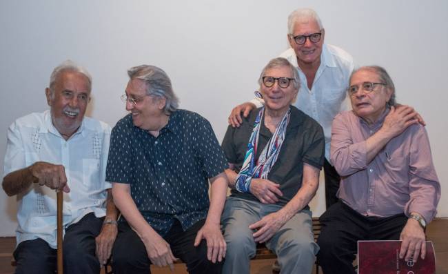 Carlos Vergara, Waltercio Caldas, Carlos Zilio, Luciano Figueiredo e Antonio Manuel (em pé)