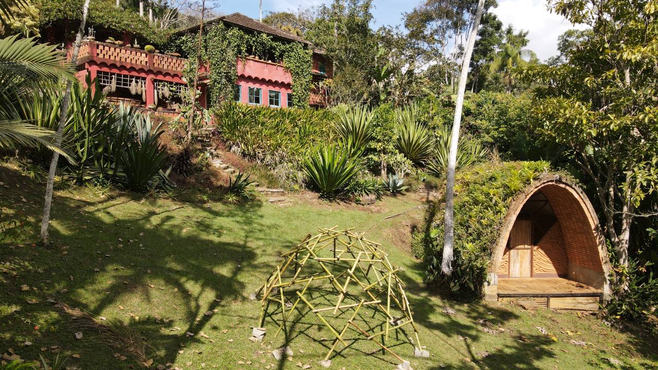 O Tibá - Instituto de Tecnologias Intuitivas e Bio-Arquitetura, é um centro educacional de ecologia aplicada e arquitetura de baixo impacto.