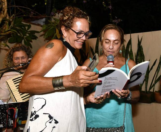 _DSC6697 Jane Ferreguetti e Cissa Guimarães lendo a pesia do livro PEQUENO LIVRO DE JANE - MARÇO 2025 - CG