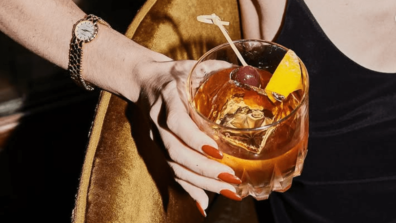 Elena: bar recebe os coquetéis de classe do Nicky Harrison