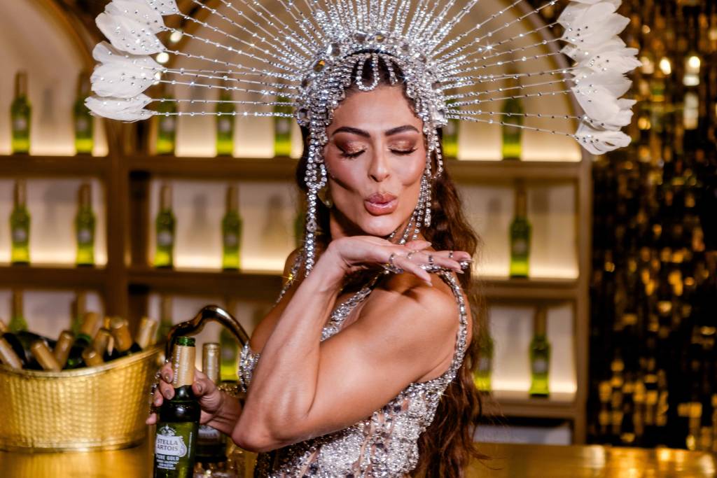Juliana Paes volta a ser rainha de bateria da Viradouro após 17 anos