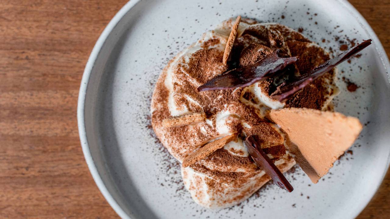 Massa + Ella: visual rústico, cachaça e telha de chocolate na receita