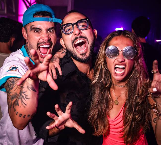 Grag Queen (apresentadora Drag Race Brasil), Raphael Montes e Iane Menezes (fã que foi vestida de Lola)