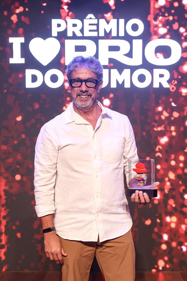 Toni Rodrigues recebendo o prêmioi especial pela direção de movimento de 