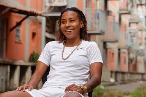 Vitorinha – passinho – redbull Vitorinha sentada na favela