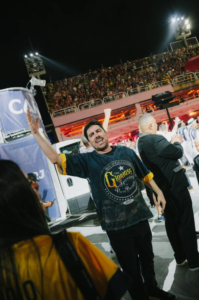 WhatsApp Image 2025-02-28 at 22.37.06 Marcelo Adnet desfilou pela Botafogo Samba Clube