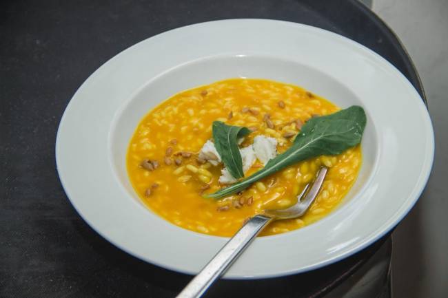 Risoto de abóbora com queijo de cabra, rúcula e semente de girassol