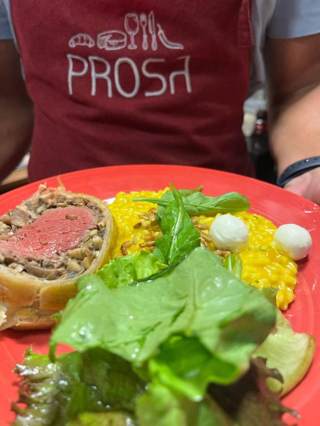 Bife Wellington com salada verde e risoto