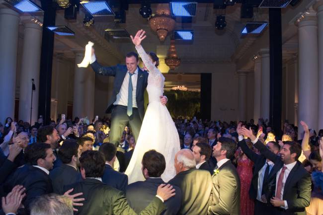 Dança tradicional israelense em que todos os convidados se juntam em círculo, segurando as mãos