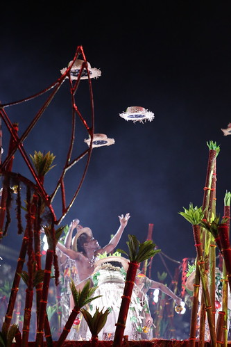 De tirar o chapéu: comissão de frente da Viradouro ‘incendeia’ Avenida