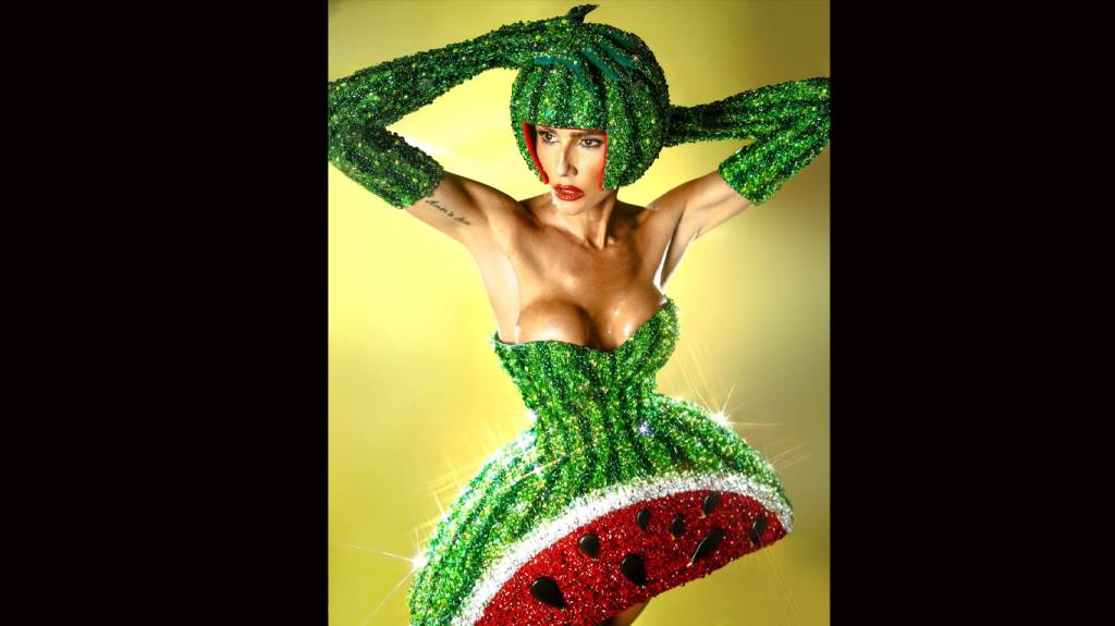 Deborah Secco de “mulher fruta”: Essa melancia é doce?