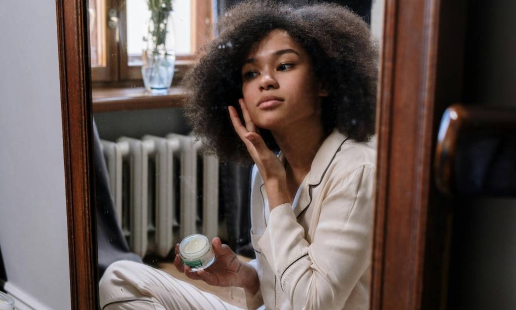 O impacto na mulher preta do racismo estrutural na indústria de cosméticos