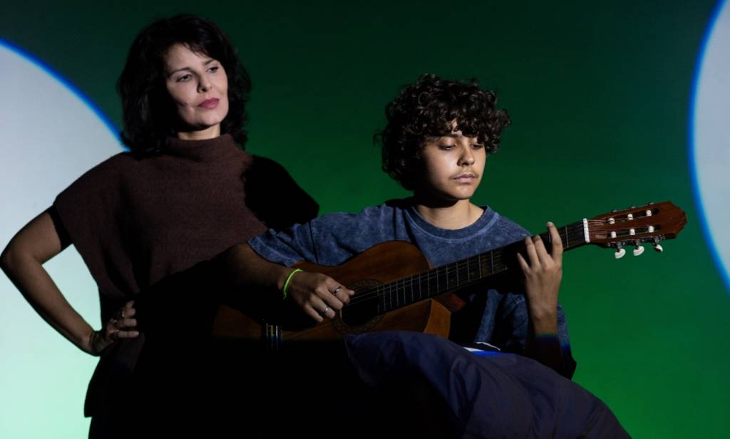 Peça aborda os conflitos entre uma mãe lésbica e seu filho trans