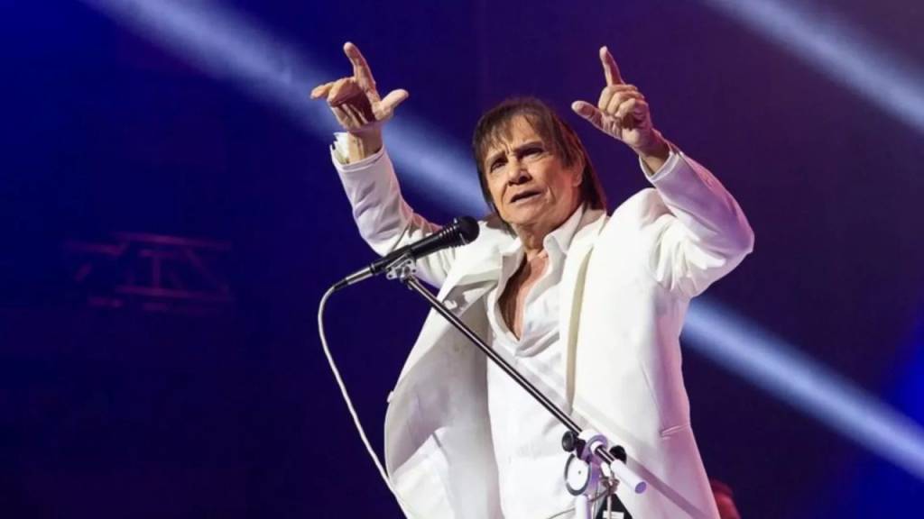 “Ainda não posso dizer se estou fora da Globo”, diz Roberto Carlos a fãs