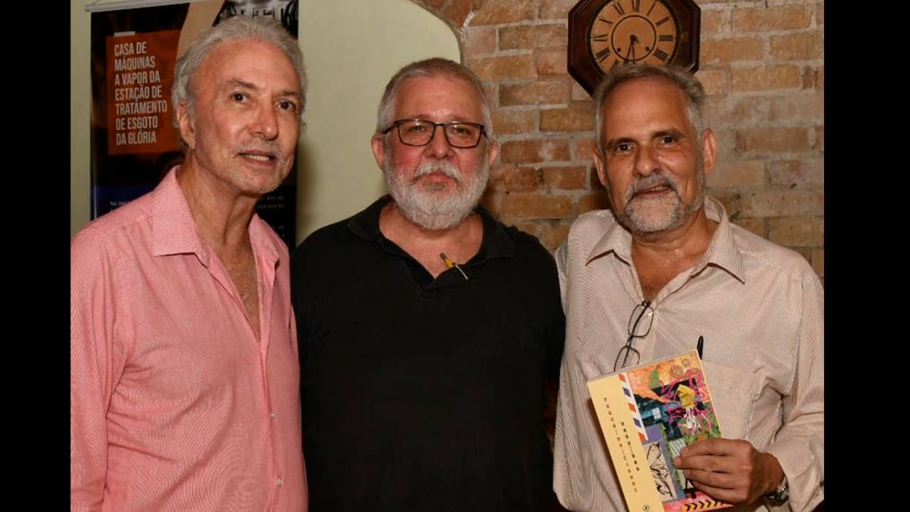 O poeta e ensaísta Antônio Carlos Secchin, imortal da ABL, com os poetas Nuno Rau e Alexei Bueno