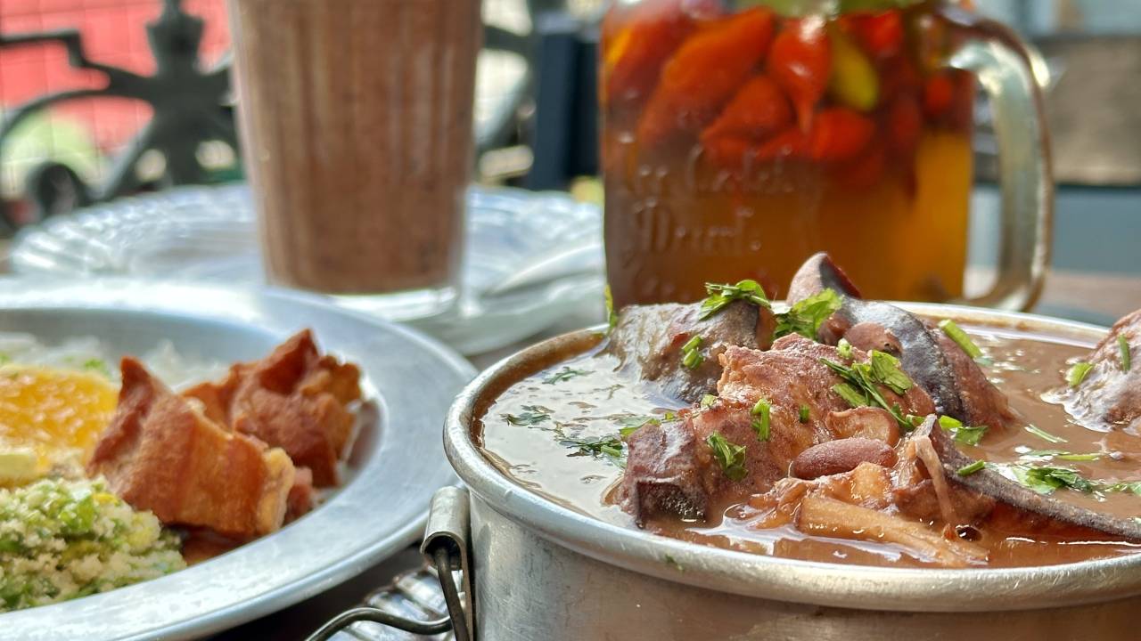 Casa Porto: feijoada vermelha é a atração no sobrado sobre a praça