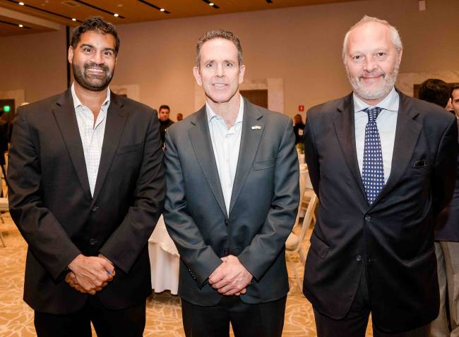 Anjoum Noorani, cônsul britânico; Ryan Rowlands, cônsul dos EUA; e Massimiliano Iacchini, cônsul italiano