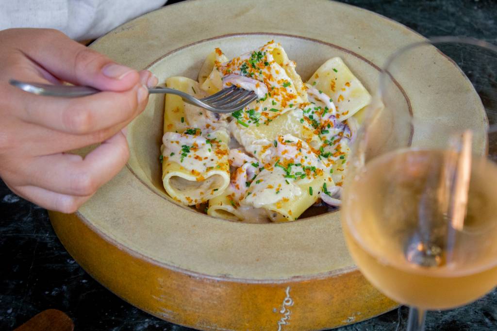 Sim, existe o dia do carbonara! Confira um roteiro para provar a receita