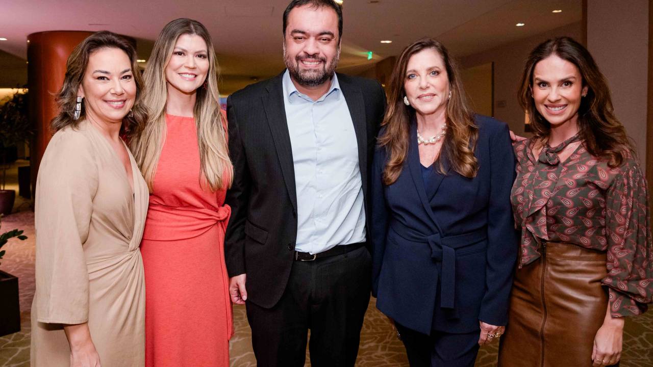 Heloisa Aguiar, secretária estadual da Mulher; Analine Castro, a primeira-dama do estado; o governador Cláudio Castro, Andreia Repsold, presidente do LIDE Rio; e Fernanda Curdi, secretária de Desenvolvimento Econômico, Indústria, Comércio e Serviços do estado