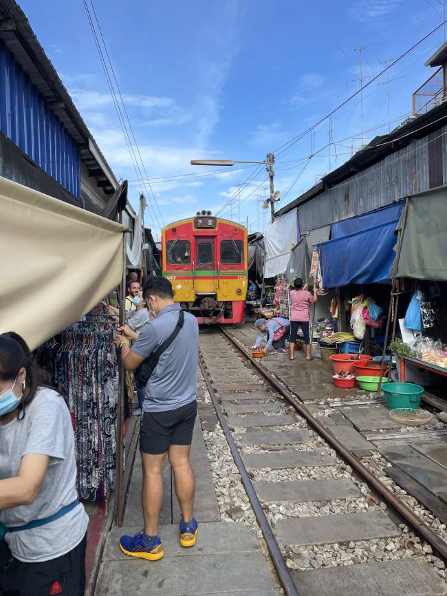 Maeklong Railway Market é uma das atrações diferentes próximas de Bangkok