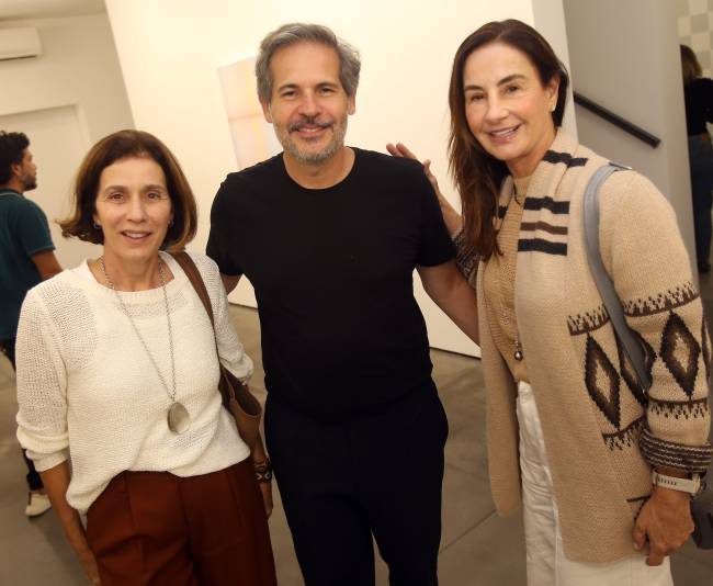 IMG_2135 alexandre roesler entre nazare metsavaht e carolina gayoso FOTO Murillo Tinoco_evento Nara Roesler