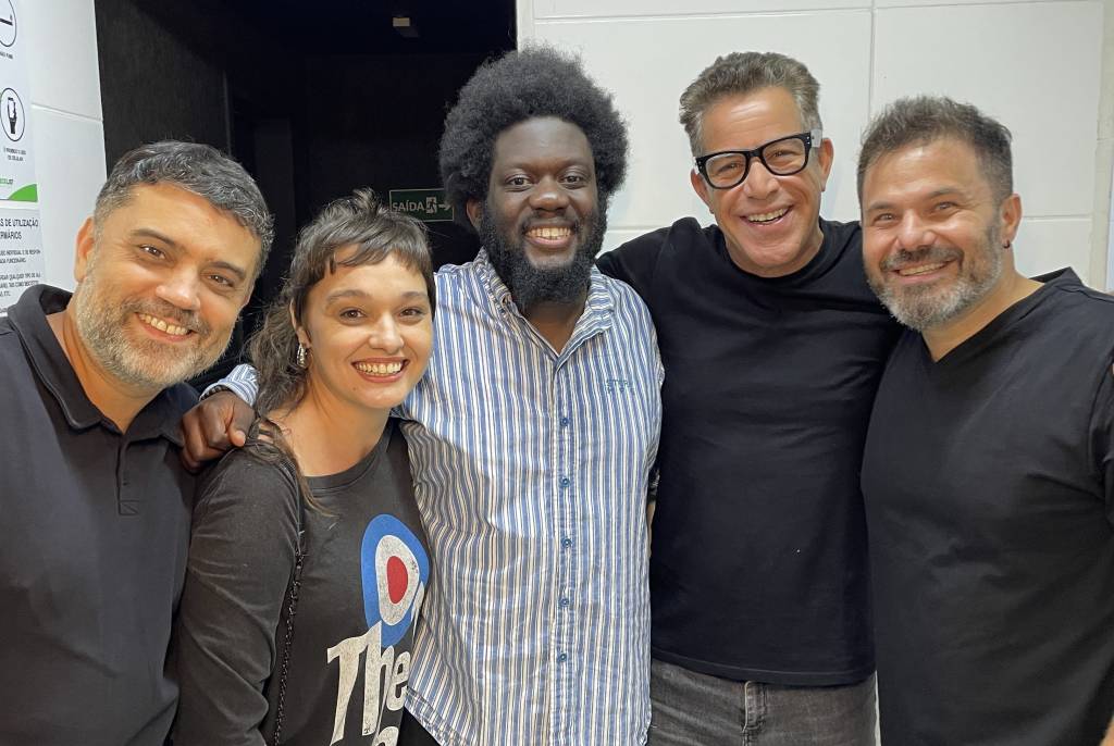 Atração internacional do Lolla, Michael Kiwanuka faz show no Rio