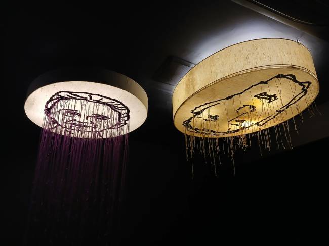 Luminárias do Instituto Campana bordado com os rostos das artesãs