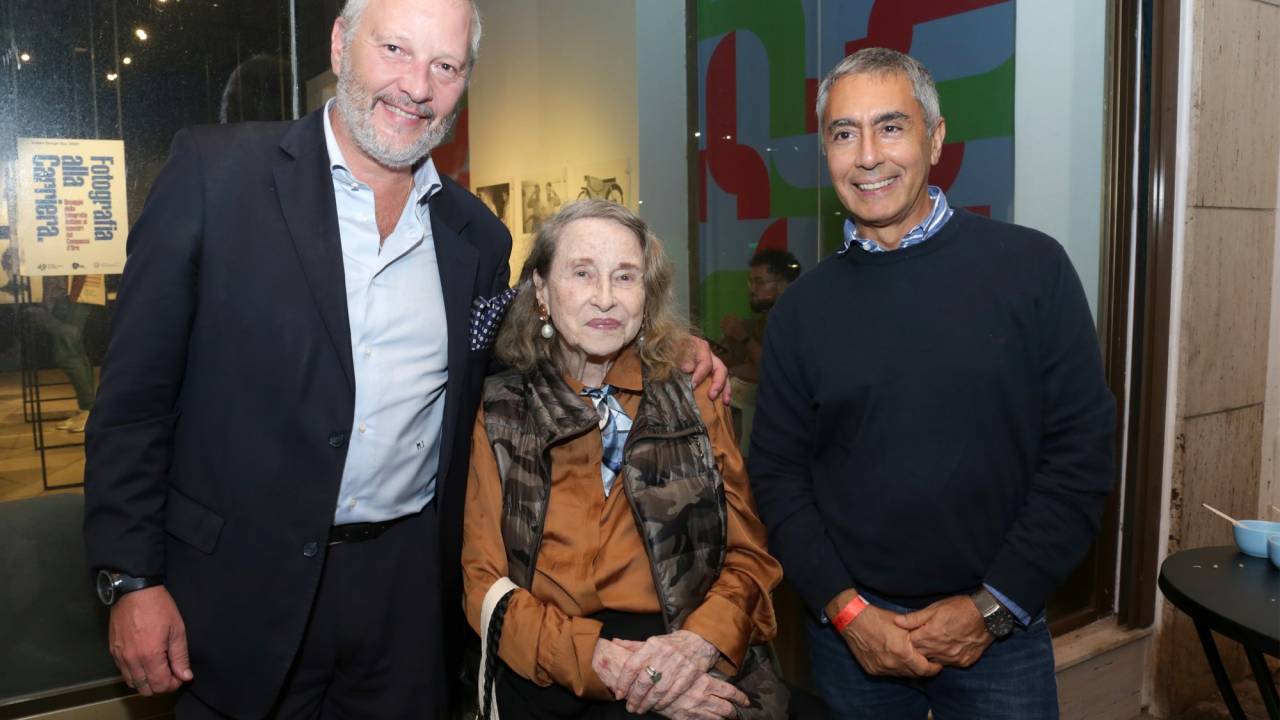 O consul italiano Massimiliano Iacchini com a artista plástica Anna Bella Geiger e o adido cultural do Ministério das Relações Exteriores da Itália Marco Marica