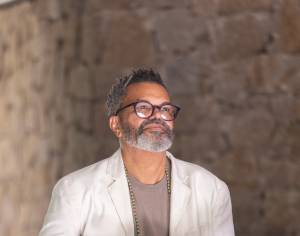 MARQUINHOS DE OSWALDO CRUZ: LEO AVERSA Marquinhos de Oswaldo Cruz segue o caminho que sempre acreditou, o do samba tradicional.
