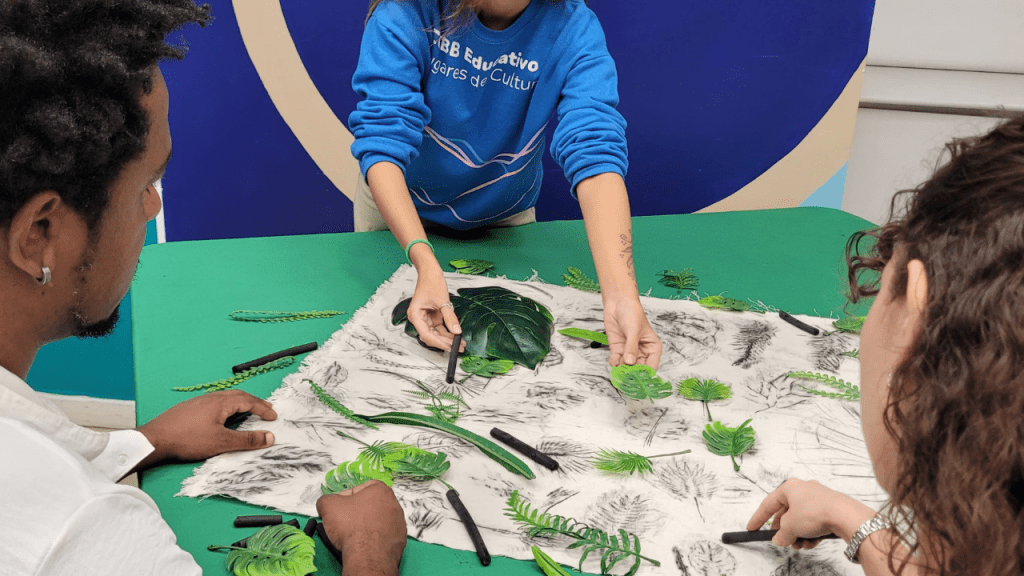Oficina no CCBB ensina crianças a desenhar usando folhas, galhos e tecidos