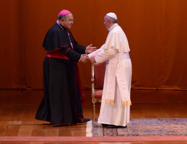 O cardeal Dom Orani Tempesta, arcebispo do Rio, em encontro com o Papa Francisco em 2013, no palco do Municipal