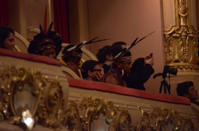 Um dos balcões do Municipal com integrantes dos povos indígenas, em 2013