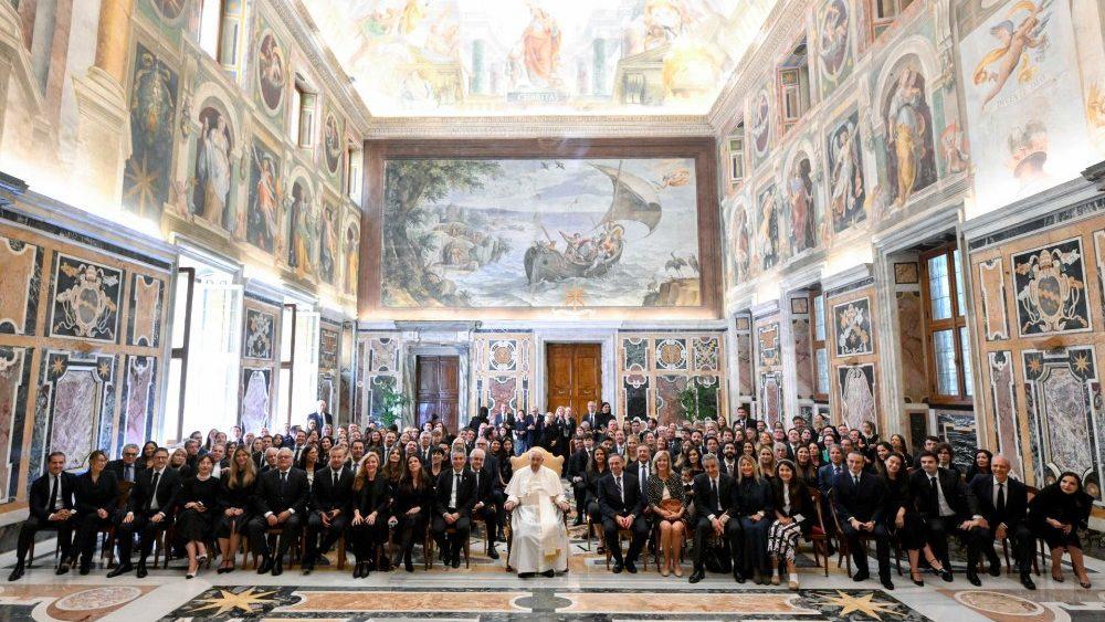 A turma de cirurgiões plásticos em encontro com o papa Francisco no ano passado