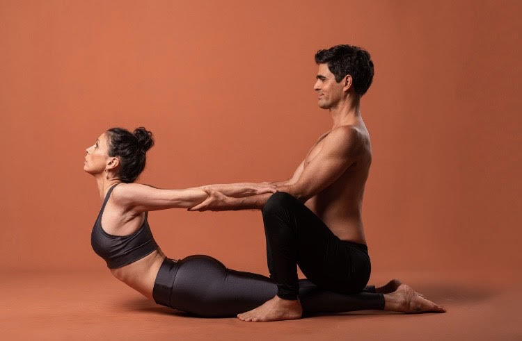 A Yoga Medicinal da dupla Ju Terra e Antonio Tigre será oferecida no dia 26 de abril.