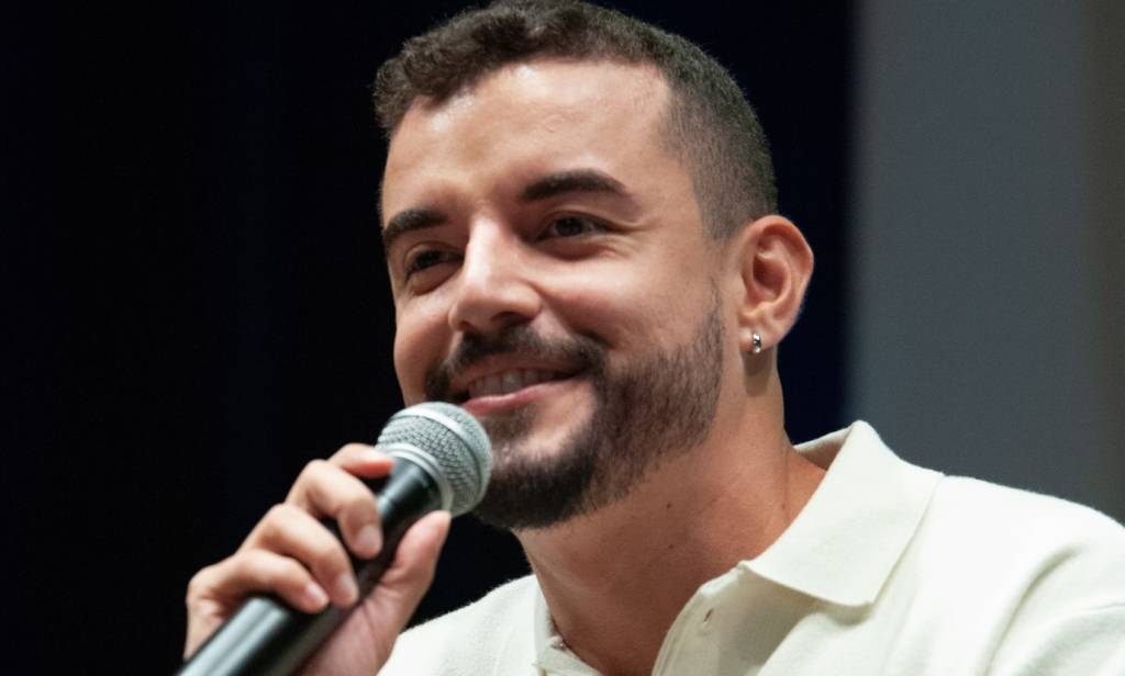 Jornalista brasileiro recebe premiação internacional por série LGBT 60+