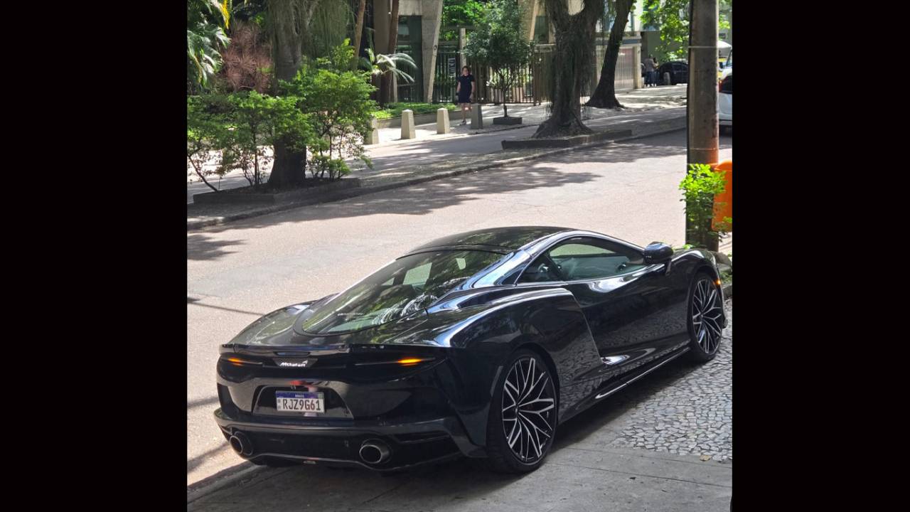 Carro fica estacionado na calçada enquanto dono treina