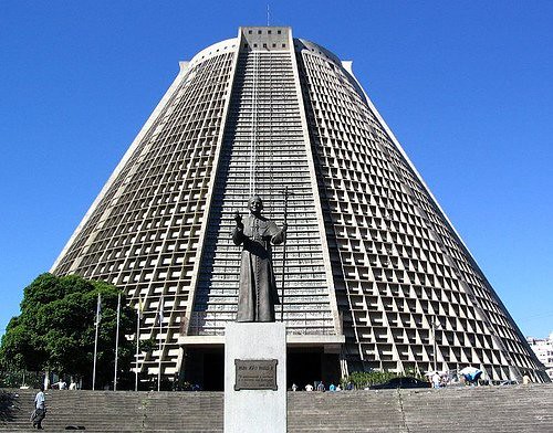 11-9-2007-claudio-lara-flickr Estátua de São João Paulo II na área externa da Catedral Metropolitana em 11/9//2007