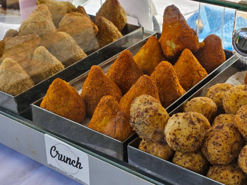 Mais salgadinhos: coxinhas e bolinha de queijo com a Cozinha Crunch