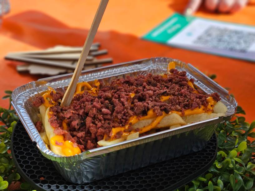 Batata com cheddar e bacon: sim, tudo vegano! Do Pestisco Vegano