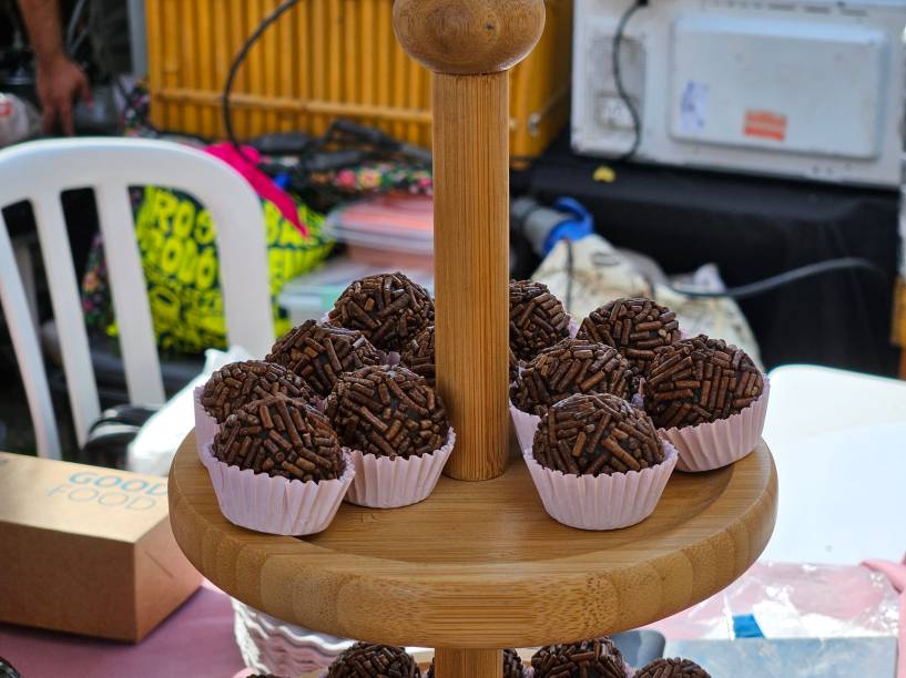 Brigadeiros: iguais aos convencionais, para adoçar uma tarde de feira