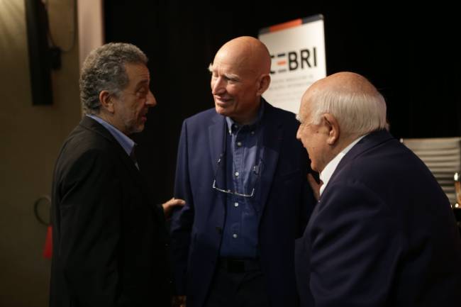 Sebastião Salgado conversa com Pio Borges e com o embaixador Marcos Azambuja