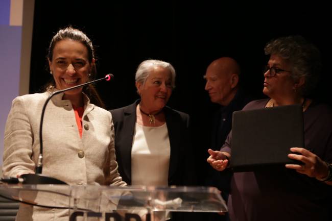 Julia Dias Leite, iretora-presidente do Cebri; Lélia e Sebastião Salgado; e a ambientalista Izabella Teixeira