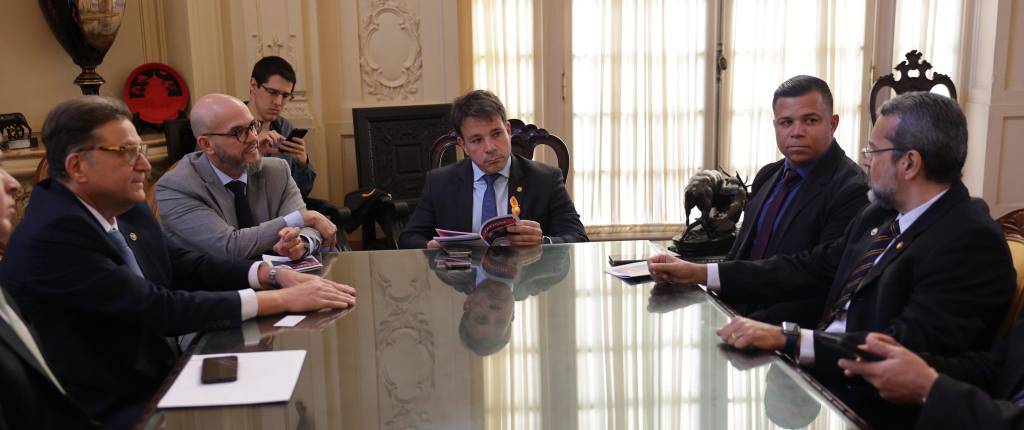 Em dia de decisão do Conclave, Câmara discute assuntos religiosos