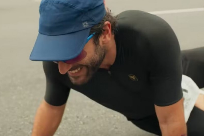 Afonso Roitman passa mal antes de desmaiar ao fim da corrida em uma prova de triatlo