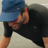 Afonso Roitman passa mal antes de desmaiar ao fim da corrida em uma prova de triatlo