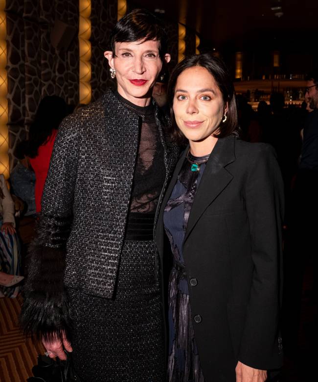 Amy Fine Collins, jornalista correspondente especial da Vanity Fair desde 1993, cobrindo cultura, estilo e moda; com Stephanie Wenk