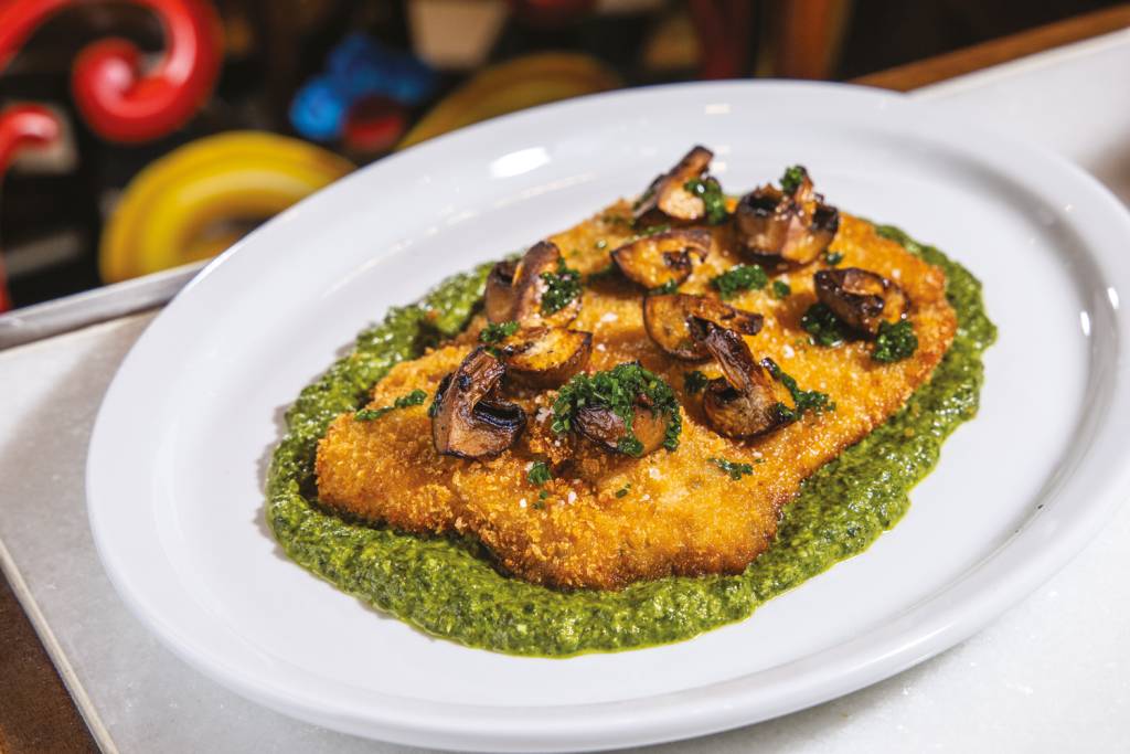 Bodegón_POLLO CON CREMA DE ESPINACA Y CHAMPIÑONES_crédito Tomás Rangel (1).jpg Bodegón: milanesa de frango e portobello gratinado