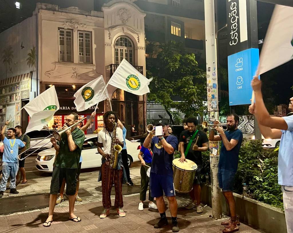Banho de bola humanitário embala noite de cinema e futebol