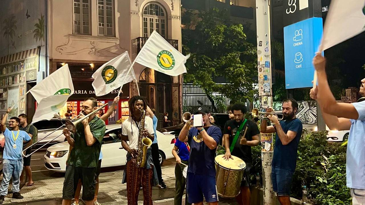 Charanga na porta do cinema Estação Botafogo